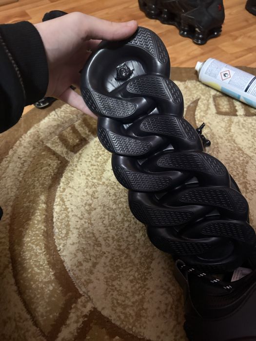 Versace chain reaction , 425-370 lei negociabil. Marime 42-43 . Sunt noi fara cutie dar au eticheta .