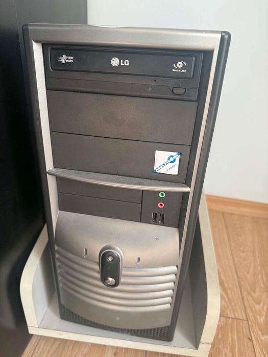 7 бр. настолни компютърни комплекта LG – монитор, клавиатура и мишка