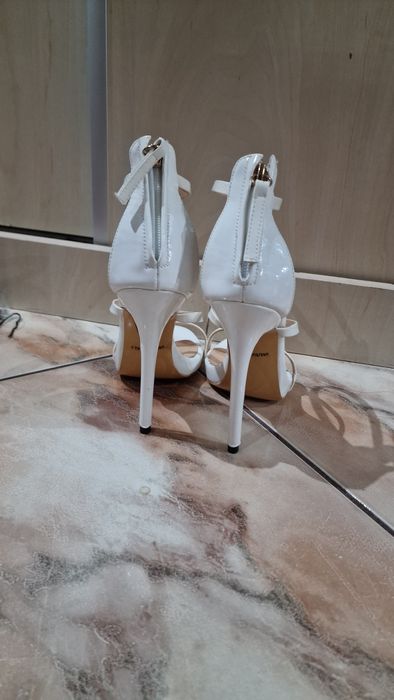 Sandale cu toc albe