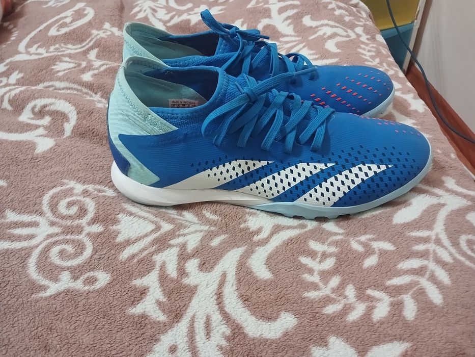 Футбольные кроссовһки Adidas Predator