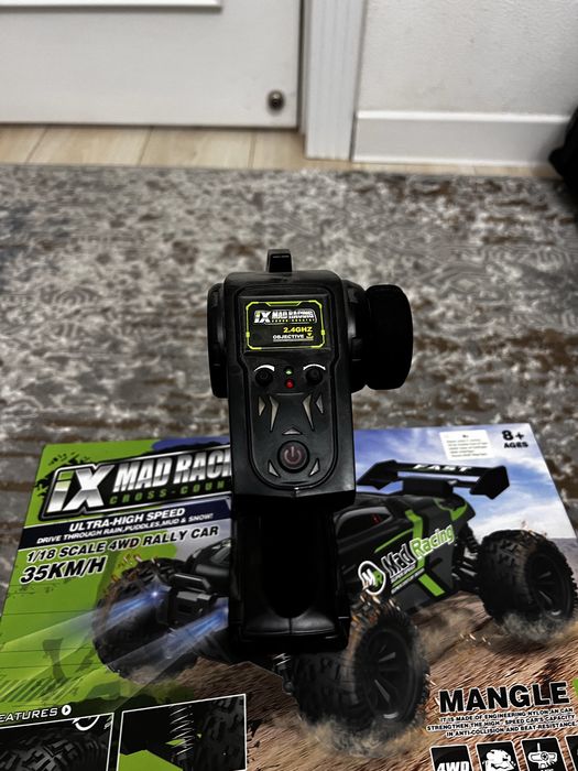 Игрушечная машинка на пульте управление