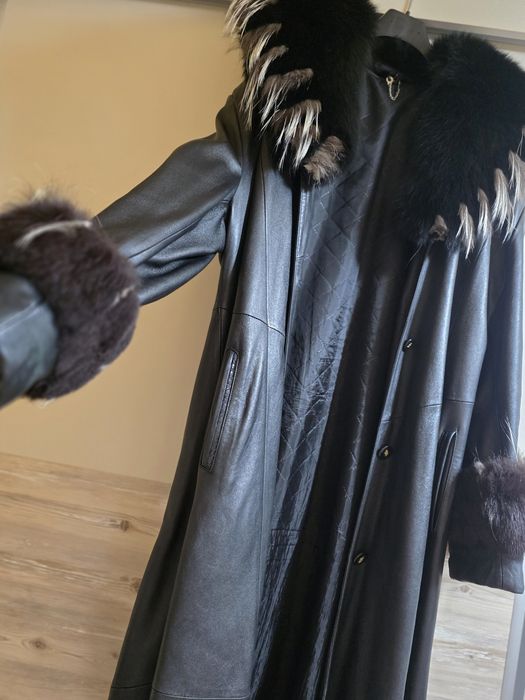 Haina din piele naturala , cu guler și manșetă din blana de vulpe