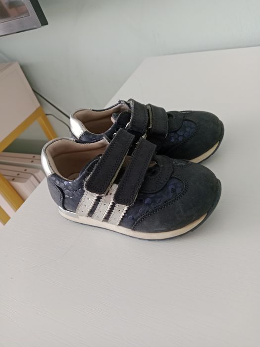 Продам детские кроссовки