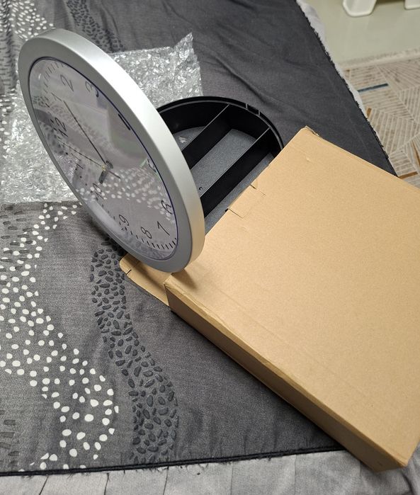 De vânzare  ceas  de perete cu seif