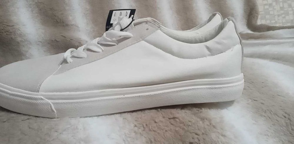 Tenisi de panza alba, mar. 45, pret 49 lei