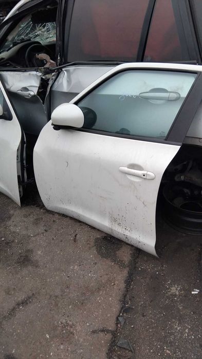 Usa stanga/dreapta fata Nissan Juke an 2011