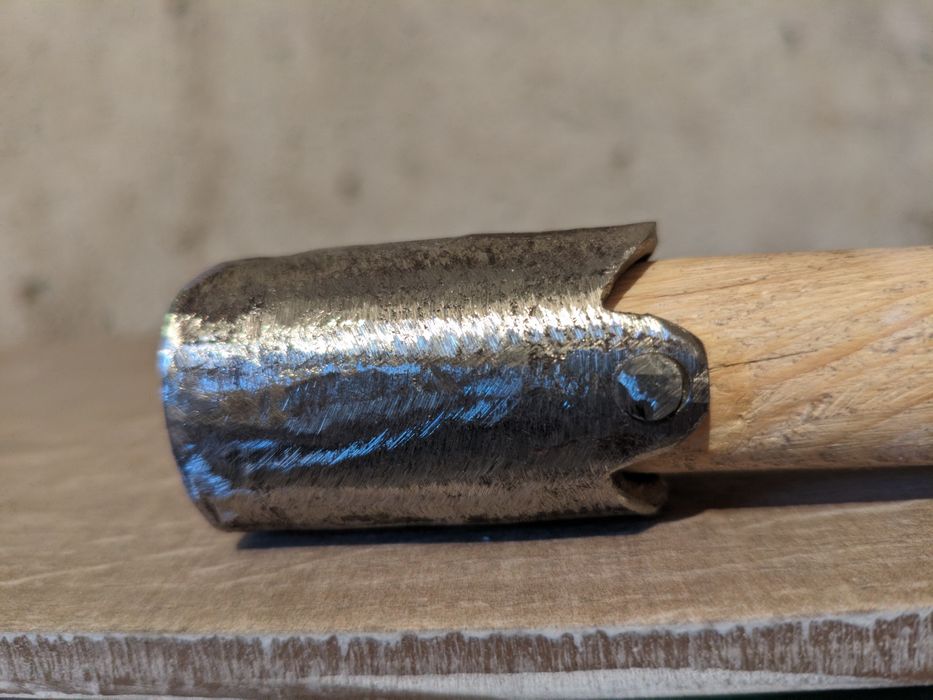 Брадва ръчна изработка