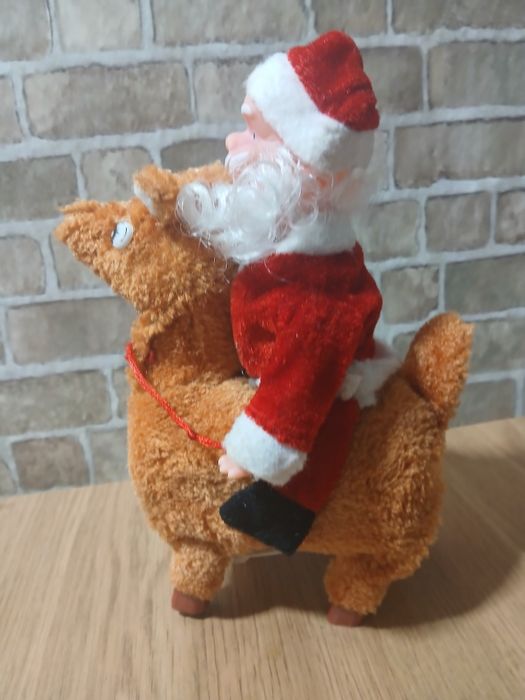 Игрушка дед мороз на олене