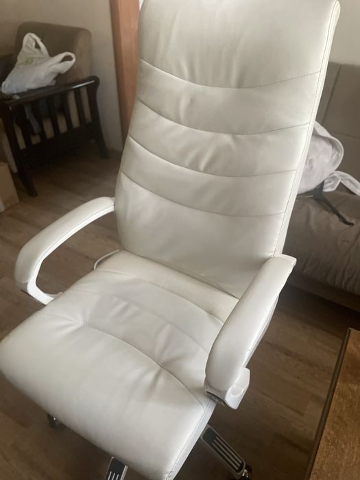 Кожаное кресло за 10к. Срочно