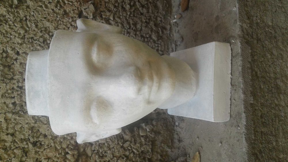 Шахматная фигура из гипса