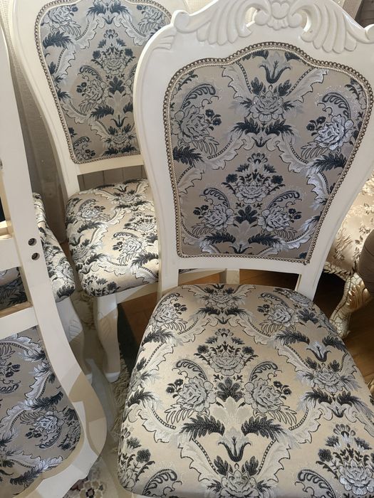 Стол со стульями