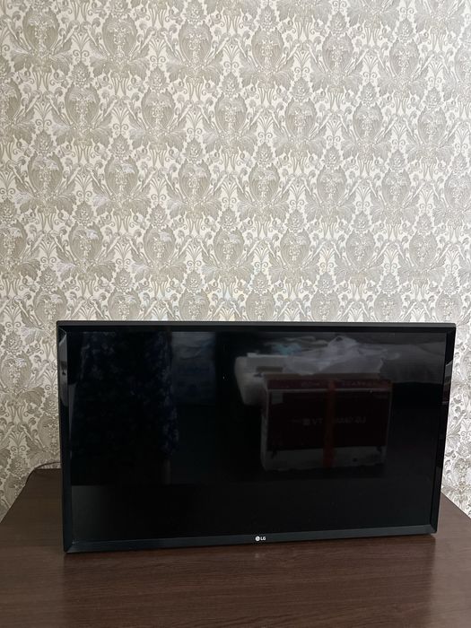 LG Smart TV 32” Wi-Fi + Кронштейн