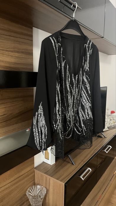 Bluza voal negru , marimea L , nouă , trimit si in țara prin fan courier