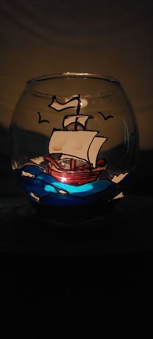 Ръчно рисувана ваза или свещник