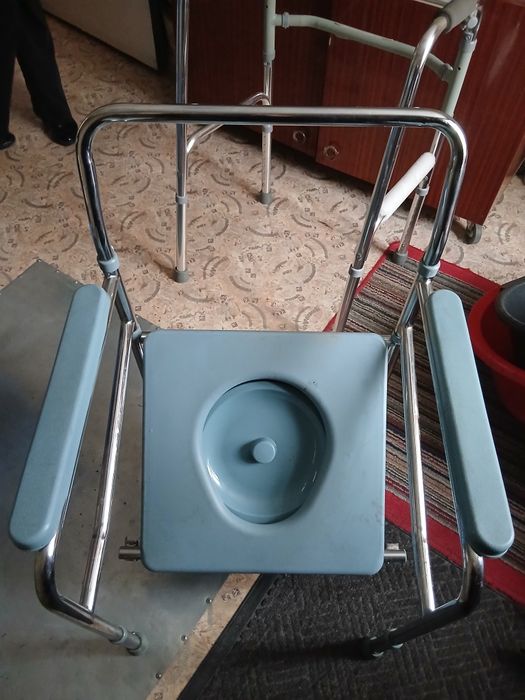 Продам ходунки и биотуалет.