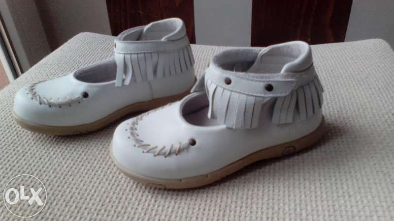 Продавам фирмени детски обувки от естествена кожа