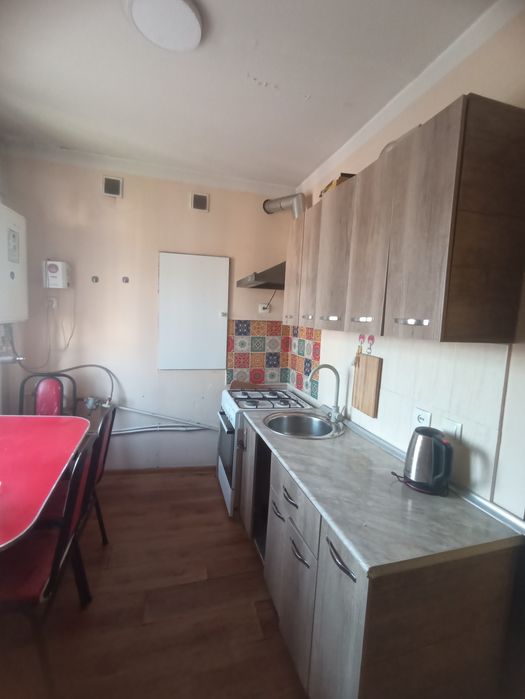 Kvartira sotiladi. 3xonalik 6mikrarayon sobiq konserva zavod oʻrnida