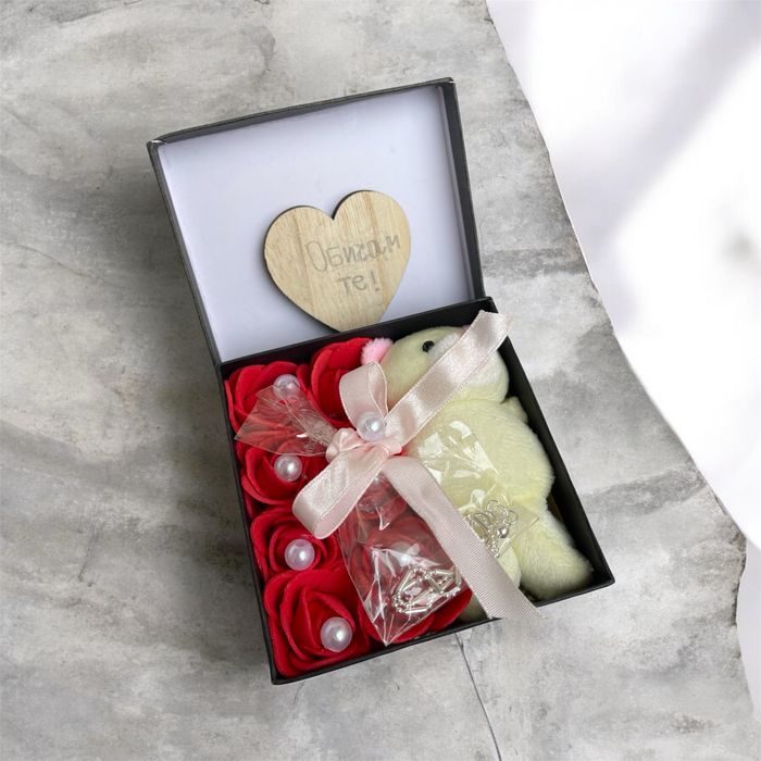 Дамска гривна с подаръчна кутия, плюшено мече и рози