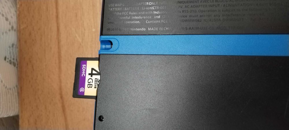 Nintendo 2ds +6 игри, SD карта пемет