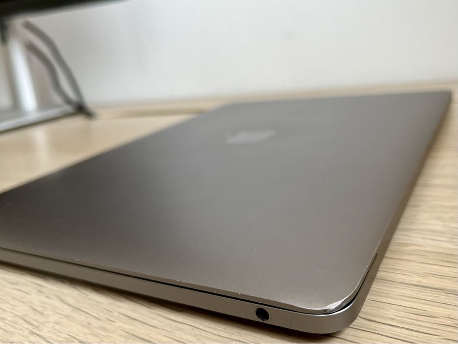 Vând MacBook Pro 13.3 Inch 16GB RAM