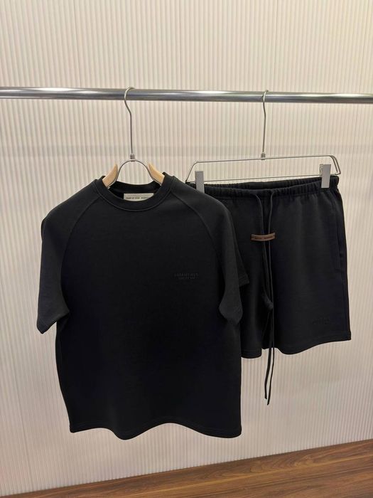 Модерен мъжки летен комплект/екип ESSENTIALS тениска + къси панталони – комфорт, стил и перфектна визия за топлите дни!