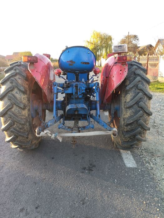 Vînd  tractor fiat 411