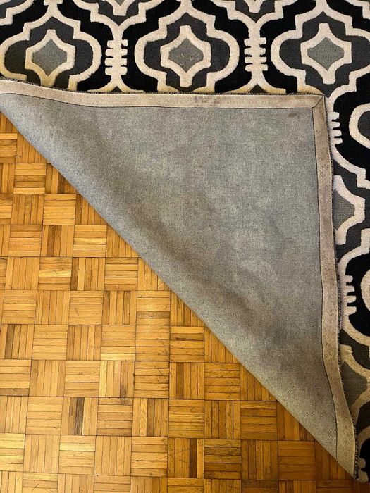 Covor de lână in tonuri gri/albastru, cu țesătură în relief.