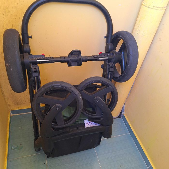 Бебешка количка с подарък кошче за кола