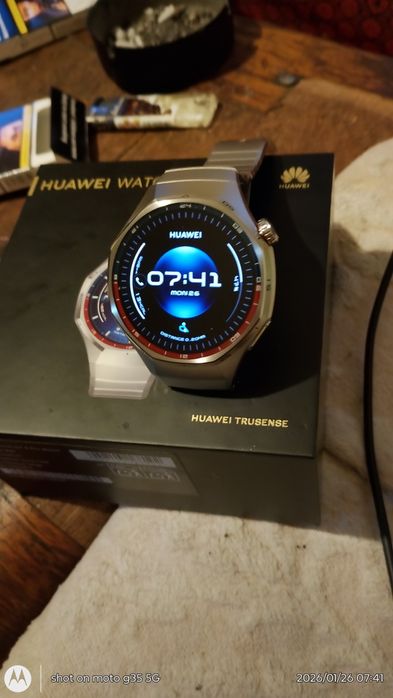 Продавам часовник HUAWEI нов