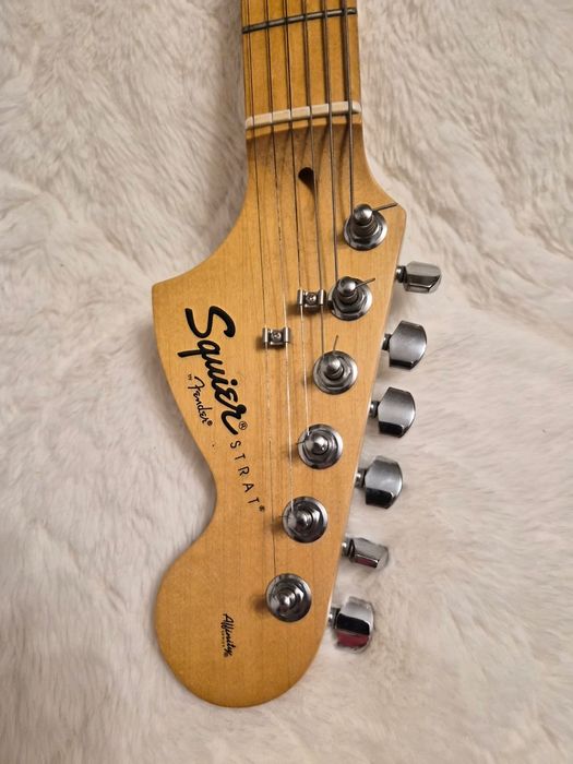 Squier by Fender Aztec gold edition