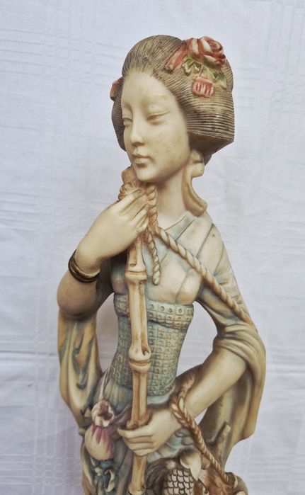 Statuetă japoneză Gheișă vintage, 53cm sculptată din steatit (rășină osoasă), anii 1950.