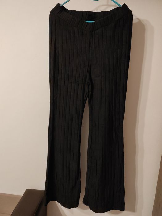 Pantaloni negri evazati si elastici