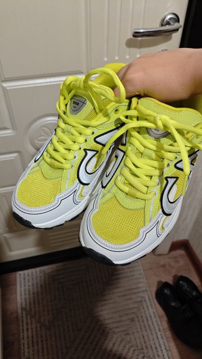 Продам кроссовки dior b30
