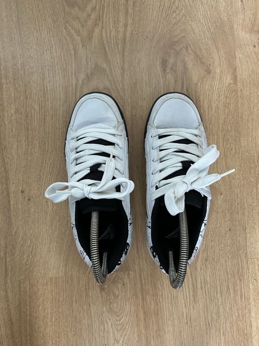 Бели спортни обувки с щампи