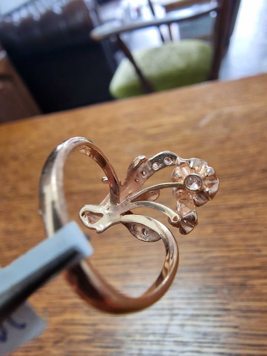 ЮВЕЛИРНИ ИЗДЕЛИЯ - Дамски Пръстен и Обеци - Заложна къща ГАЛЕРИЯ 65