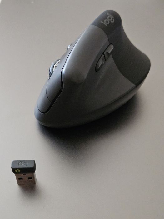 Logitech Lift - mouse ergonomic pentru sesiuni lungi de lucru
