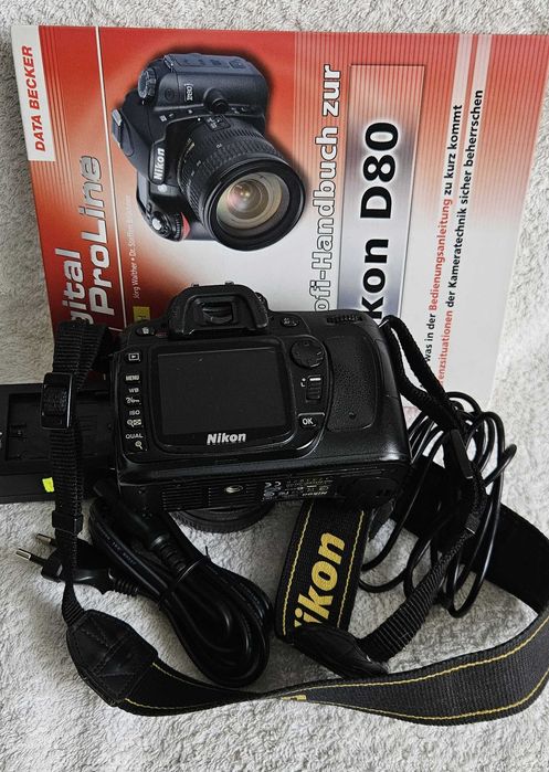 Nikon D80 cu obiectiv Nikon AF-S 18-70 ED