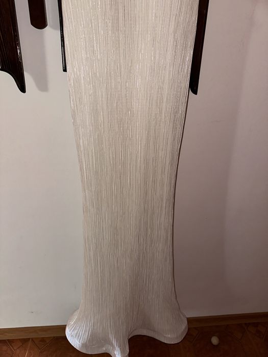 Дълга рокля с украшение