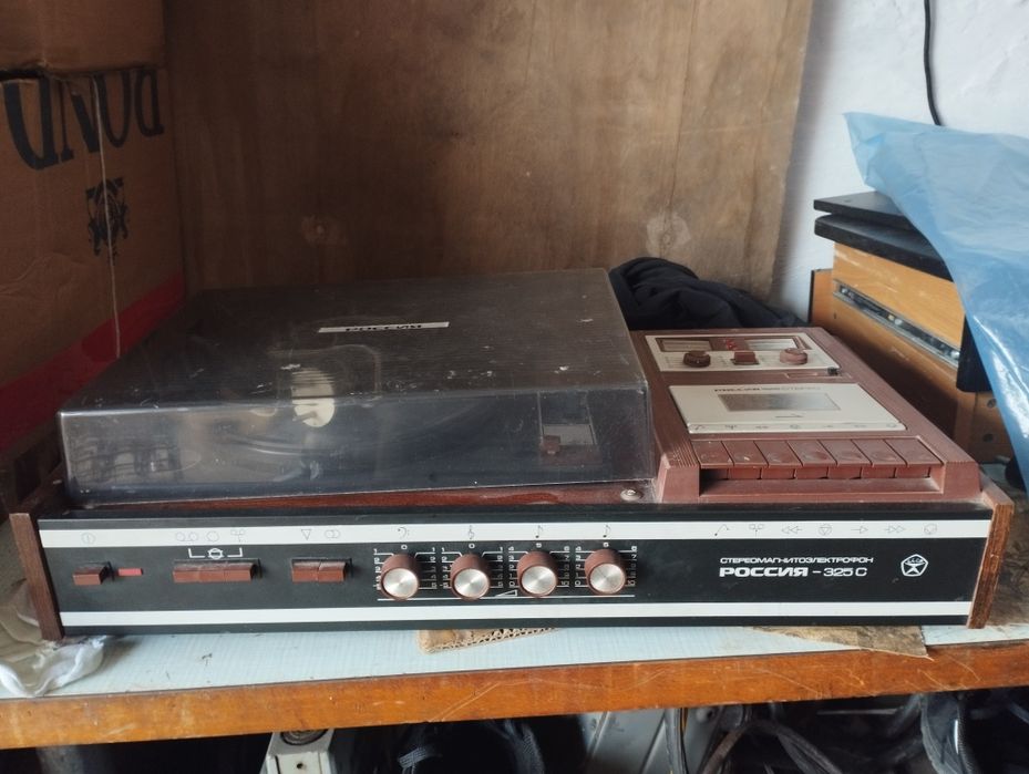 Продам проигрыватель ''Россия'' СССР