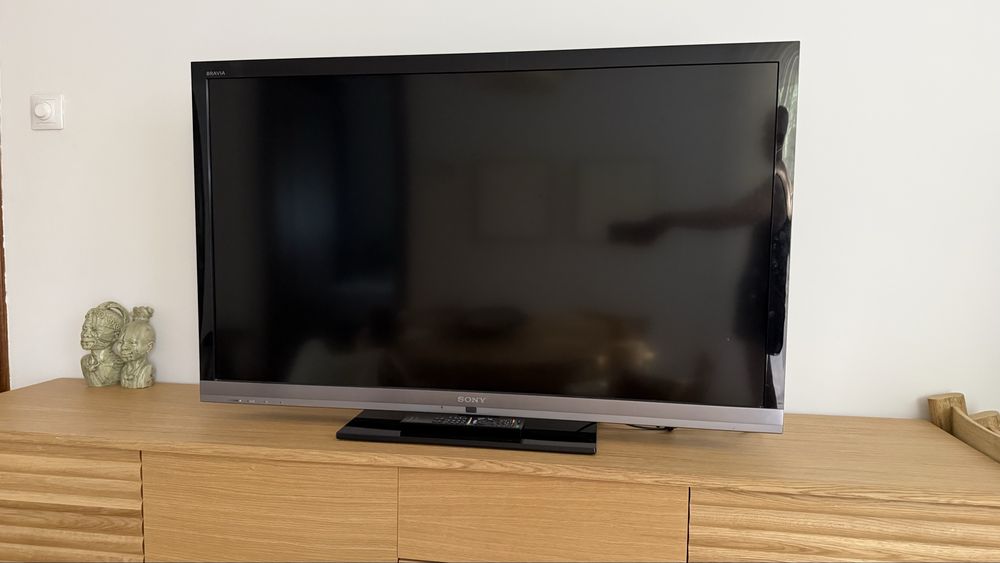 Sony BRAVIA 46 инча с въртяща стойка и дистанционно