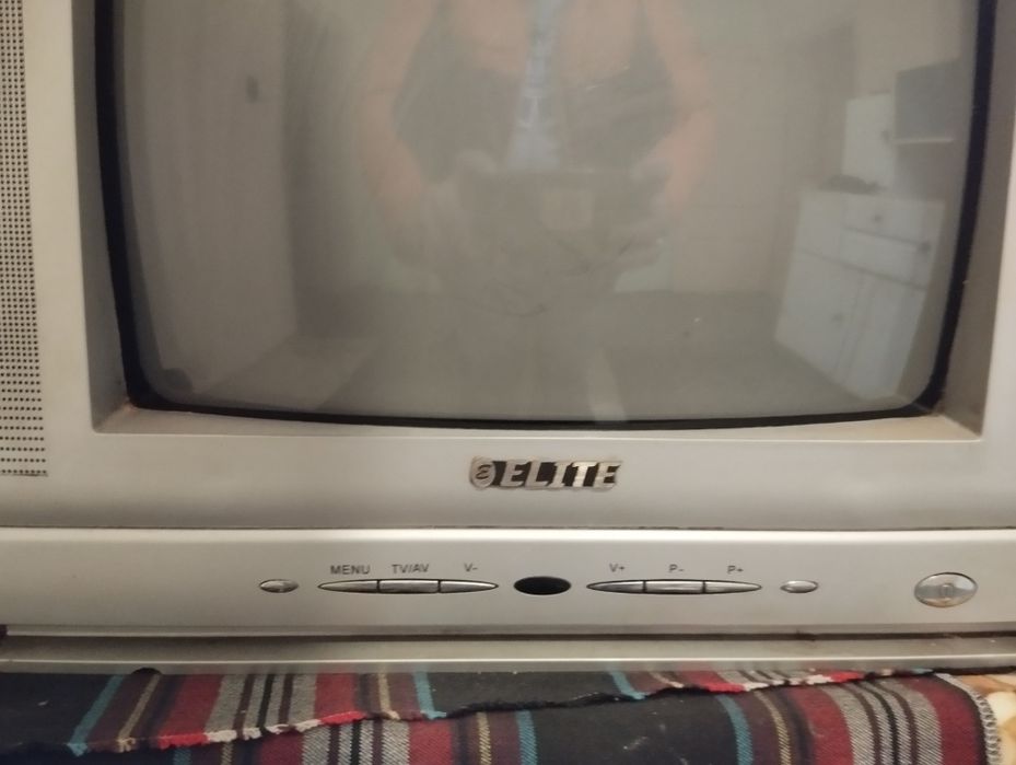 Продават се два телевизора
