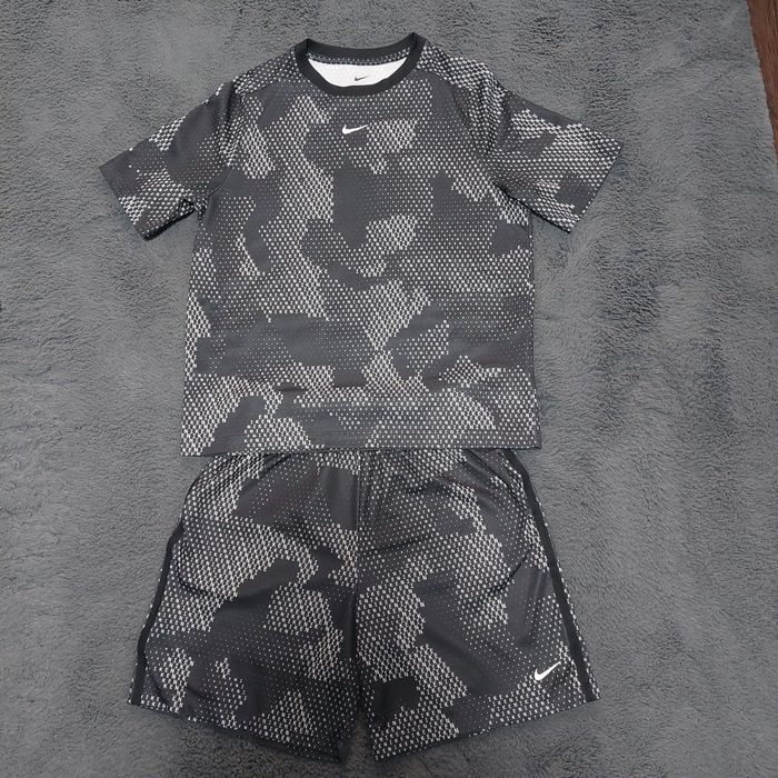 Pantaloni scurti si tricou nike XL