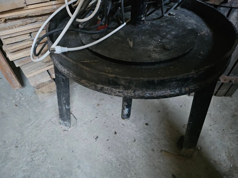 Vând teasc, zdrobitoare, cada, butoaie (din stejar), utilizate, în stare bună.