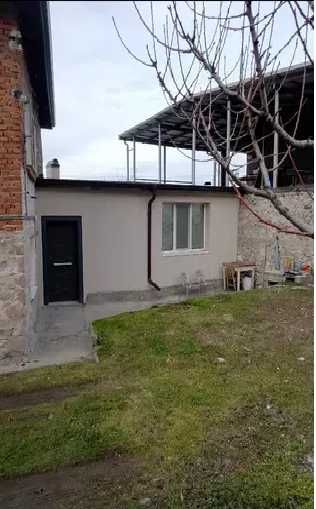 Двуетажна къща с гараж в Брестовица