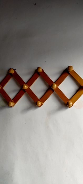 Cuier din lemn lacuit