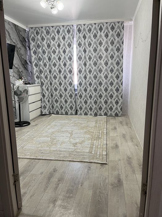 Үй сатылады! Жаңа үйдегі 3 бөлмелі кең пәтер .