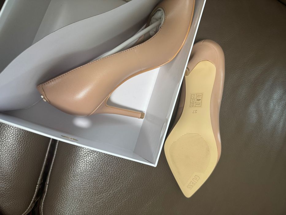 Дамски обувки на Guess