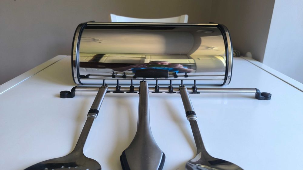 Луксозен комплект Brabantia – Инокс кутия за хляб + релса с прибори за готвене и 3 броя прибори