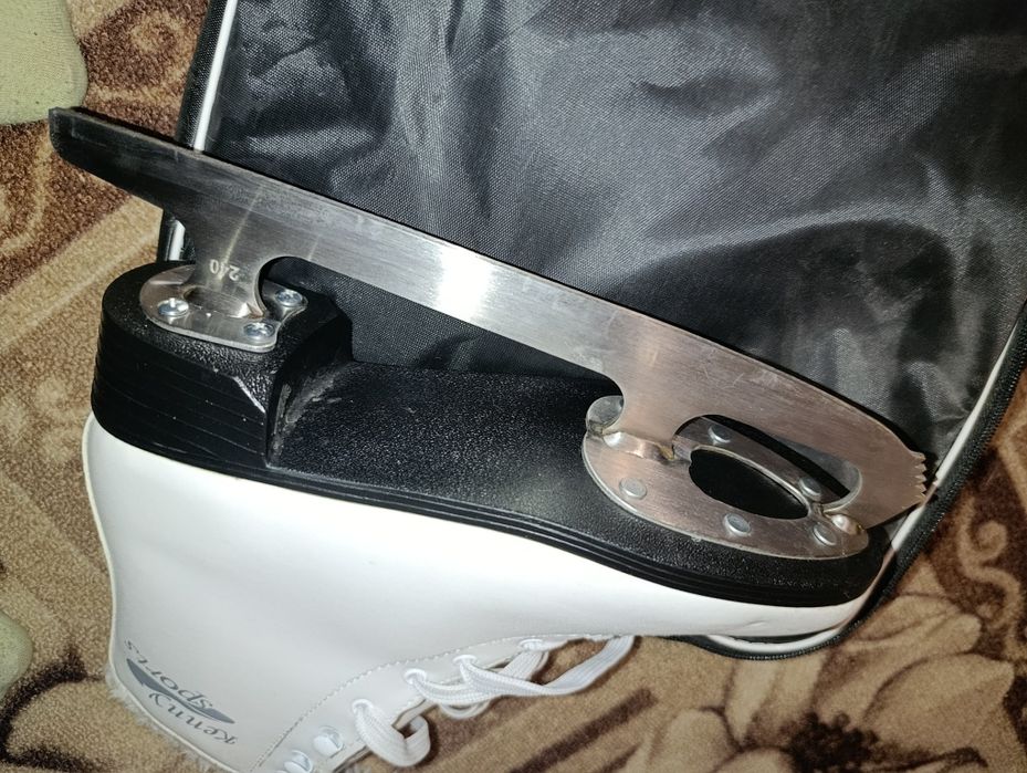 Коньки фигурные , размер 39 , новые .