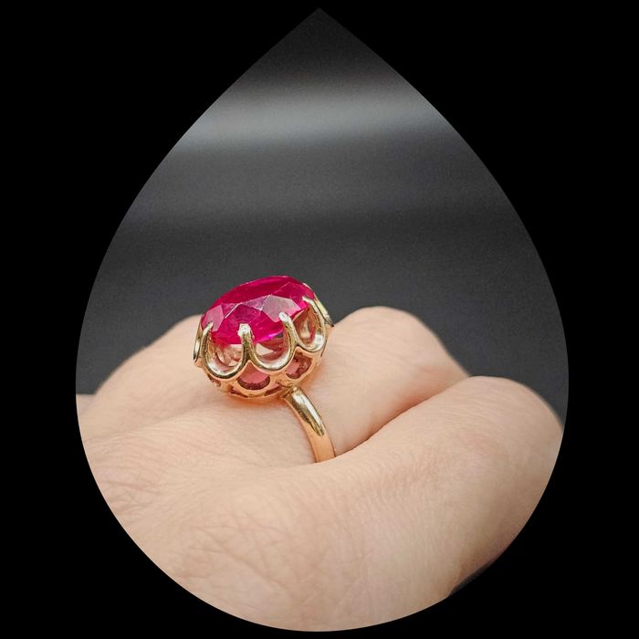 Златен масивен пръстен с камък